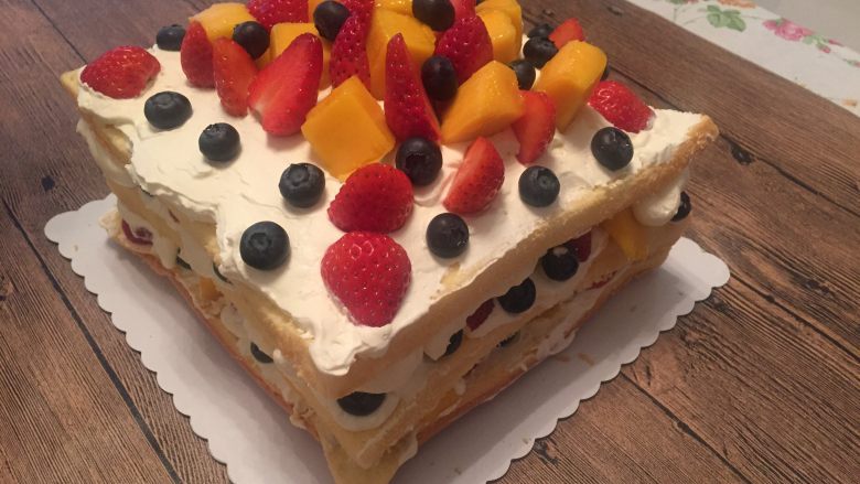 超多水果方形裸蛋糕,最后一层抹奶油，铺满水果。