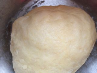 咸香黑芝麻椒盐酥饼,制作水油皮：（主料中标注A的食材和用量）
蛋液留一点儿烤的时候刷在表面上色用，剩的倒在盆中。将面粉150克克，和室温软化的黄油40克、糖15