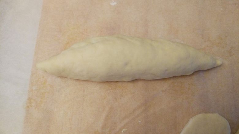 龙虾面包,制作主体：取大小合适的一块儿，揉成两头稍尖的橄榄形