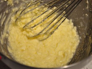 好吃到停不下嘴的椰子脆片,刚开始蛋白很难拌进黄油中，继续搅拌成蛋白完全与黄油融合。