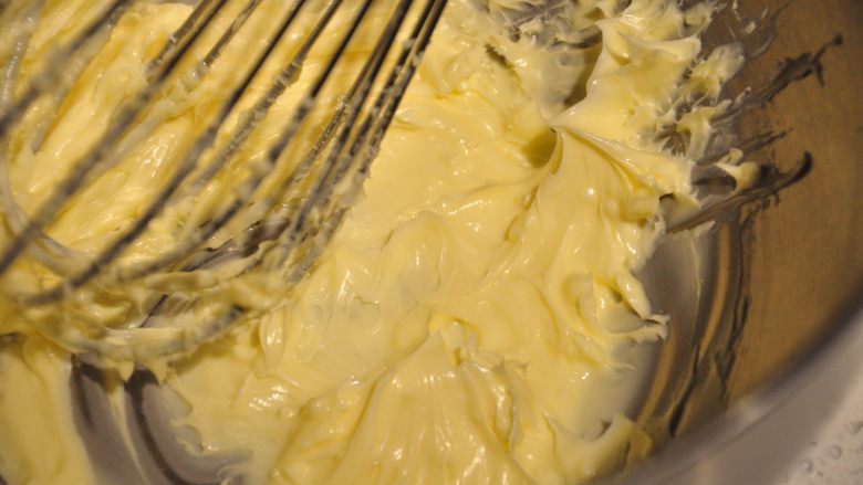 好吃到停不下嘴的椰子脆片,用手动打蛋器搅打成乳霜状。