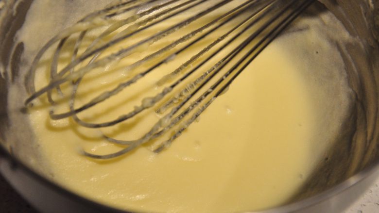 好吃到停不下嘴的椰子脆片,每一次都要让蛋白完全被黄油吸收后再加下一次。