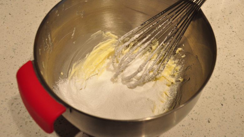 好吃到停不下嘴的椰子脆片,将糖分过筛加入到黄油中。