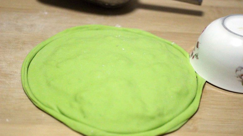 翠玉荠菜青口馅饼,用一个碗在饼的周围压一遍、这样做出来的馅饼就不会露馅、影响卖相哟……