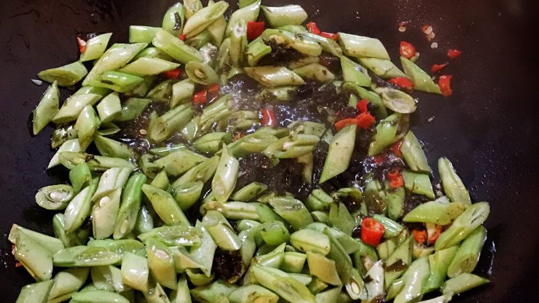 橄榄菜炒四季豆,热油后，所有材料下锅炒熟，待出锅时放少许盐
