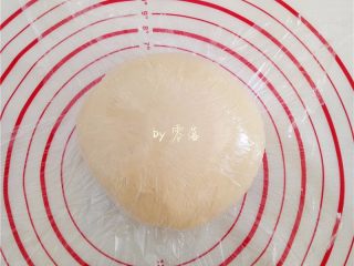 蜜豆餐包,揉好的面团，放在揉面垫上，覆盖上保鲜膜，静置5分钟左右；如果不造型，可马上制作；