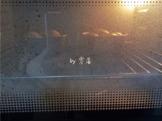 蜜豆餐包,再将模具放入烤箱中层，烤箱不用预热；将温度调至上下火160度，烘烤时间15分钟；