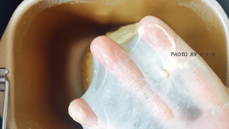 颗颗香浓花生粒入口的南瓜乳酪软欧包,这时，取一小块面团可以轻松拉出手膜。