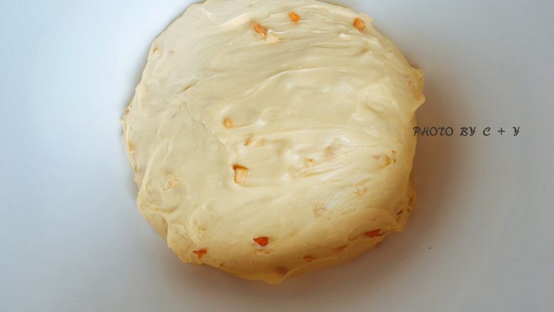颗颗香浓花生粒入口的南瓜乳酪软欧包,再次揉成团放入干净的搅拌盆内。
