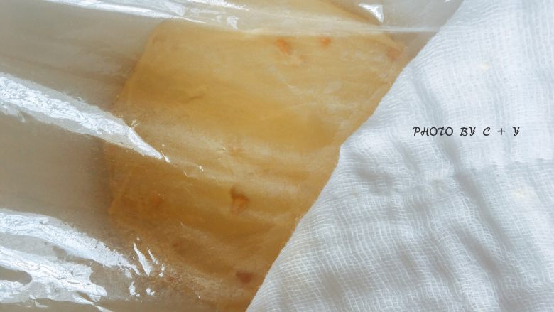 颗颗香浓花生粒入口的南瓜乳酪软欧包,室温发酵2.5倍左右大小，大概需要一小时。
发酵的时候盖上保鲜膜，保鲜膜上面可以再盖上一块干净的湿布。