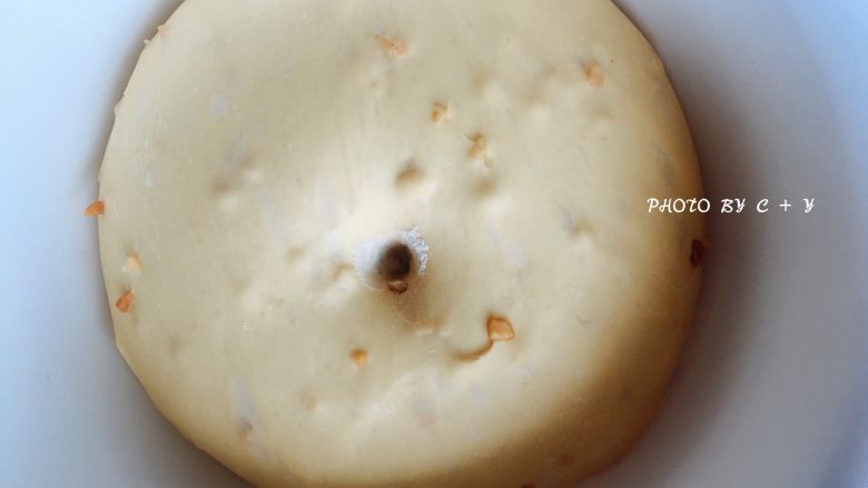 颗颗香浓花生粒入口的南瓜乳酪软欧包,食指沾少许面包粉，伸进面团中间，四周不凹陷不回缩，定格成肚脐眼状即表示发酵完成。