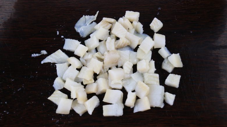 香烤鱼米花,解冻好后，清洗干净，切成大约长宽为1cm大小的小块。