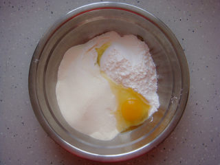 酥炸藕盒,面糊用食材：鸡蛋：1个，面粉：10勺，淀粉：5勺，盐：5克，食用油：1小勺。面粉和淀粉的用量根据您炸制藕盒的多少酌情增减，总体比例面粉：淀粉是2：1。
