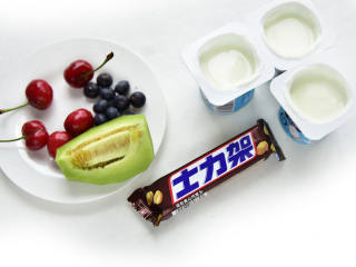 夏日必备---士力架缤纷酸奶块,材料：士力架1条，酸奶3杯，水果适量（樱桃、甜瓜、蓝莓