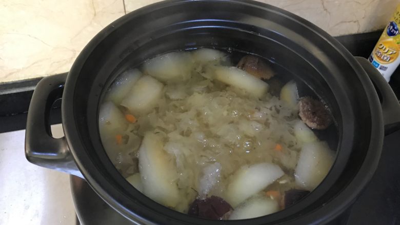 川贝银耳雪梨汤,小火慢炖，1小时到2小时，看汤的稠度。