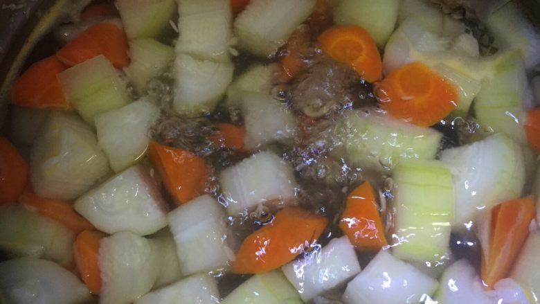 蚝干节瓜汤,节瓜、瑶柱、蚝干同时加入锅中，中火煮30分钟，调入油盐即可