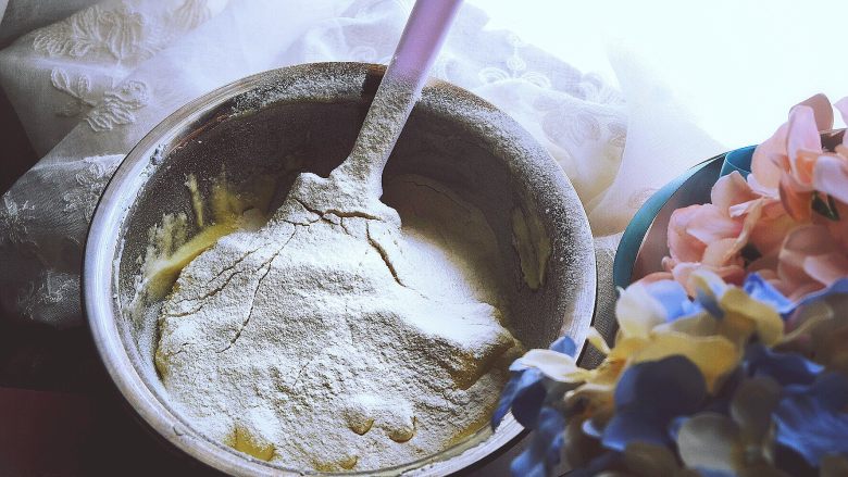 酥脆可口的 手指饼干 (提拉米苏原料),筛入面粉，同样切拌均匀