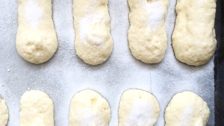 酥脆可口的 手指饼干 (提拉米苏原料),挤在烤盘上，筛一层糖粉在上面(也可以不筛)
放入烤箱 180度烤13分钟