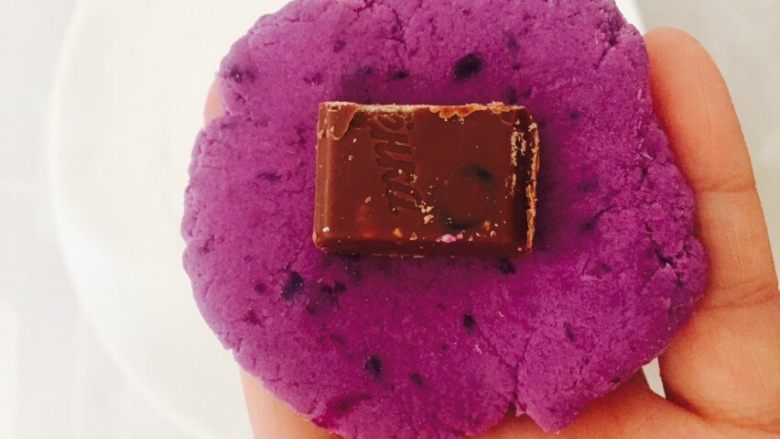 紫薯糯米球,取一块面团包住果仁巧克力，也可把巧克力换成你自己喜欢的馅料
