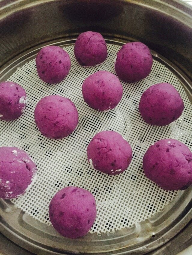 紫薯糯米球,全部包好上锅蒸十分钟