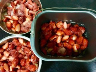 自制草莓酱,另外两份放小盆里也是一层草莓一层糖，腌制备用。