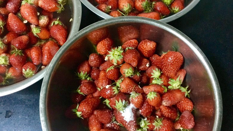 自制草莓酱,<a style='color:red;display:inline-block;' href='/shicai/ 592'>草莓</a>略微洗两遍，放入盆里，因为我做的量比较大，所以分了三份，如果亲们做不了这么多，那就按比例增减，每一份里加入一勺盐，放入清水，泡十分钟。