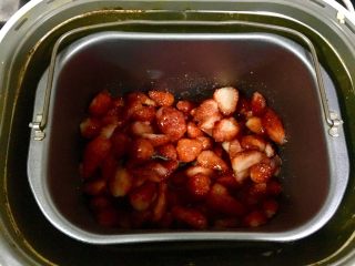 自制草莓酱,把面包桶放入面包机，开启果酱功能。