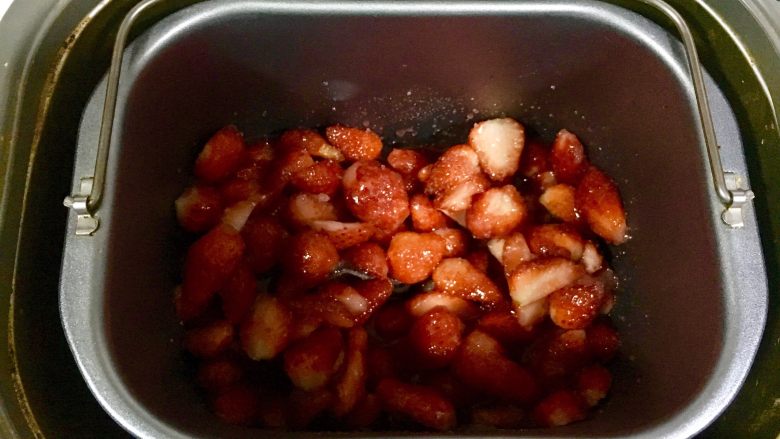 自制草莓酱,把面包桶放入面包机，开启果酱功能。