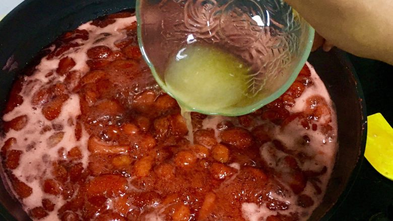 自制草莓酱,倒入剩下的三分之二的柠檬汁，继续熬制十分钟，关火。
