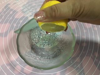 自制草莓酱,手动把柠檬水挤到碗里备用。