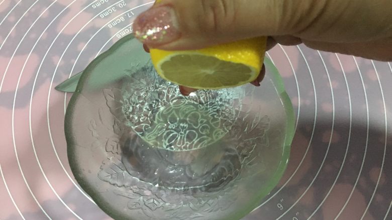 自制草莓酱,手动把柠檬水挤到碗里备用。