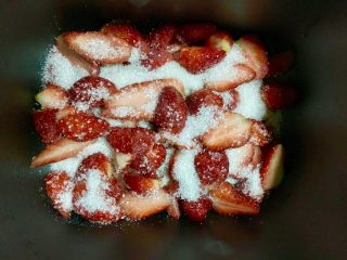 自制草莓酱,每一份是700克草莓，280克糖，第一份我是用面包机做的，做了两个程序才可以的，耗费时间太久，感觉没有用锅熬的快，所以后面的两份我就用锅熬的，看亲们喜欢哪种就用哪种吧！一层草莓一层糖，放入面包桶，腌制四十分钟。