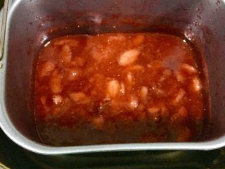 自制草莓酱,面包桶做的草莓酱，用了两个程序才达到要求，做后十分钟的时候，加入三分之一的柠檬汁，程序结束后果酱就做好了。