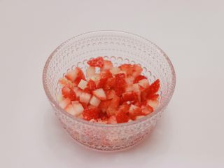 红糖草莓麦芬,草莓提前洗净切成小丁备用