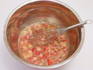 红糖草莓麦芬,搅拌均匀