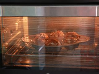 红糖草莓麦芬,烤箱提前预热至160度，将模具放入预热好的烤箱中层，160度烤20-25分钟（具体烘烤的时间和温度根据自家烤箱设定，一般烤至蛋糕表面完全膨胀，并呈现棕红色即熟）
