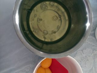 炫彩（三色）戚风蛋糕,蛋白和蛋黄分离在两个无水无油干净的容器中。