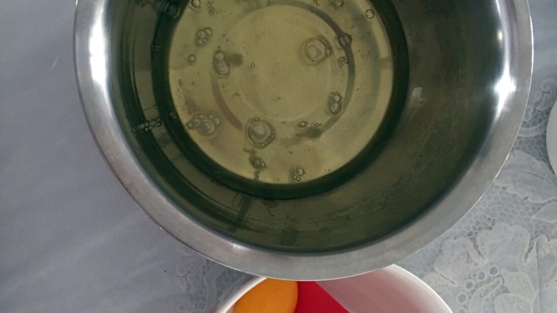 炫彩（三色）戚风蛋糕,蛋白和蛋黄分离在两个无水无油干净的容器中。