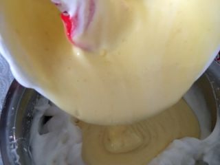 炫彩（三色）戚风蛋糕,搅拌好的蛋黄液倒入蛋白中。