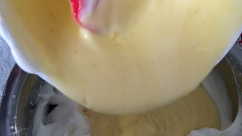 炫彩（三色）戚风蛋糕,搅拌好的蛋黄液倒入蛋白中。