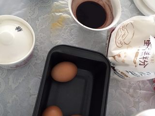 炫彩（三色）戚风蛋糕,准备材料，拿两个碗分别加点热水把可可粉和抹茶粉倒入调开（勺子要分开用）。