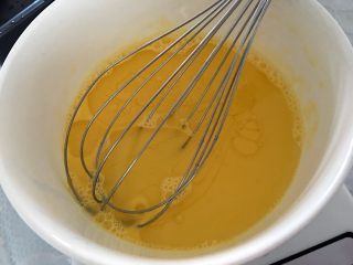 炫彩（三色）戚风蛋糕,加入50g玉米油搅拌均匀。