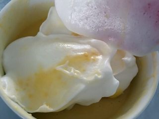 炫彩（三色）戚风蛋糕,三分之一的蛋白倒入蛋黄液中，搅拌均匀。