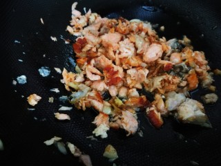 三文鱼饭卷&西洋参鸡汤,锅中热油，加入腌制过的三文鱼煎至两面微黄。