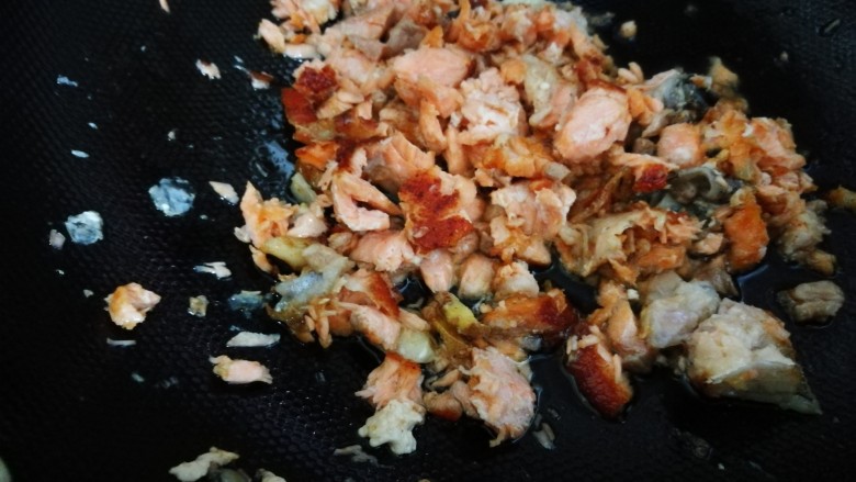 三文鱼饭卷&西洋参鸡汤,锅中热油，加入腌制过的三文鱼煎至两面微黄。
