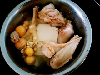 三文鱼饭卷&西洋参鸡汤,晚上下班到家，将鸡肉焯水，撇去浮沫，捞出。