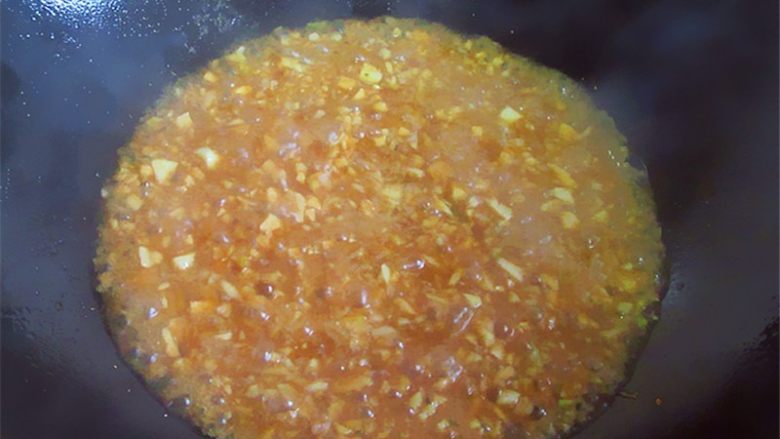 蒜蓉蒸虾,锅中热油倒入蒜蓉油炸下，加入适量水、生抽调味熬汁