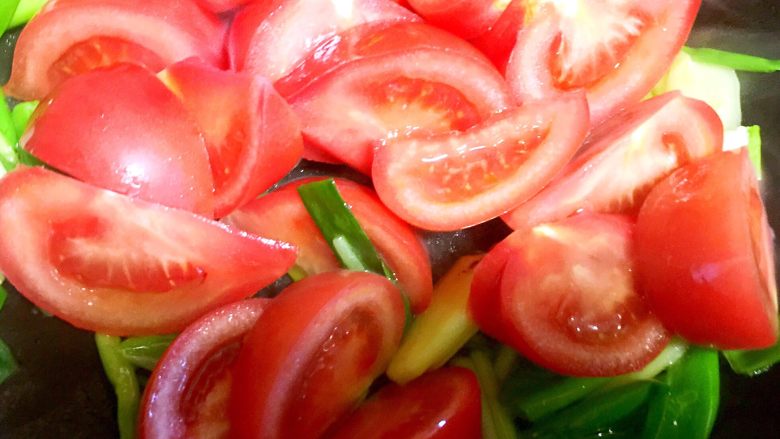 番茄🍅烧鱼🐟,放入番茄炒软炒出红汤