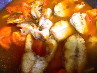 番茄🍅烧鱼🐟,倒入清水，水与鱼🐟和番茄🍅齐平，不要来回翻拌一定要轻轻的推送让鱼片完全浸泡在汤汁里
