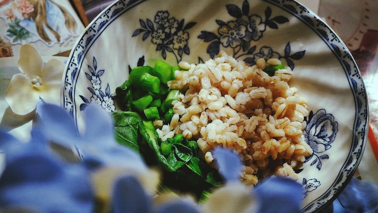 营养都在这一碗 糙米减肥沙拉,糙米倒入青菜碗中